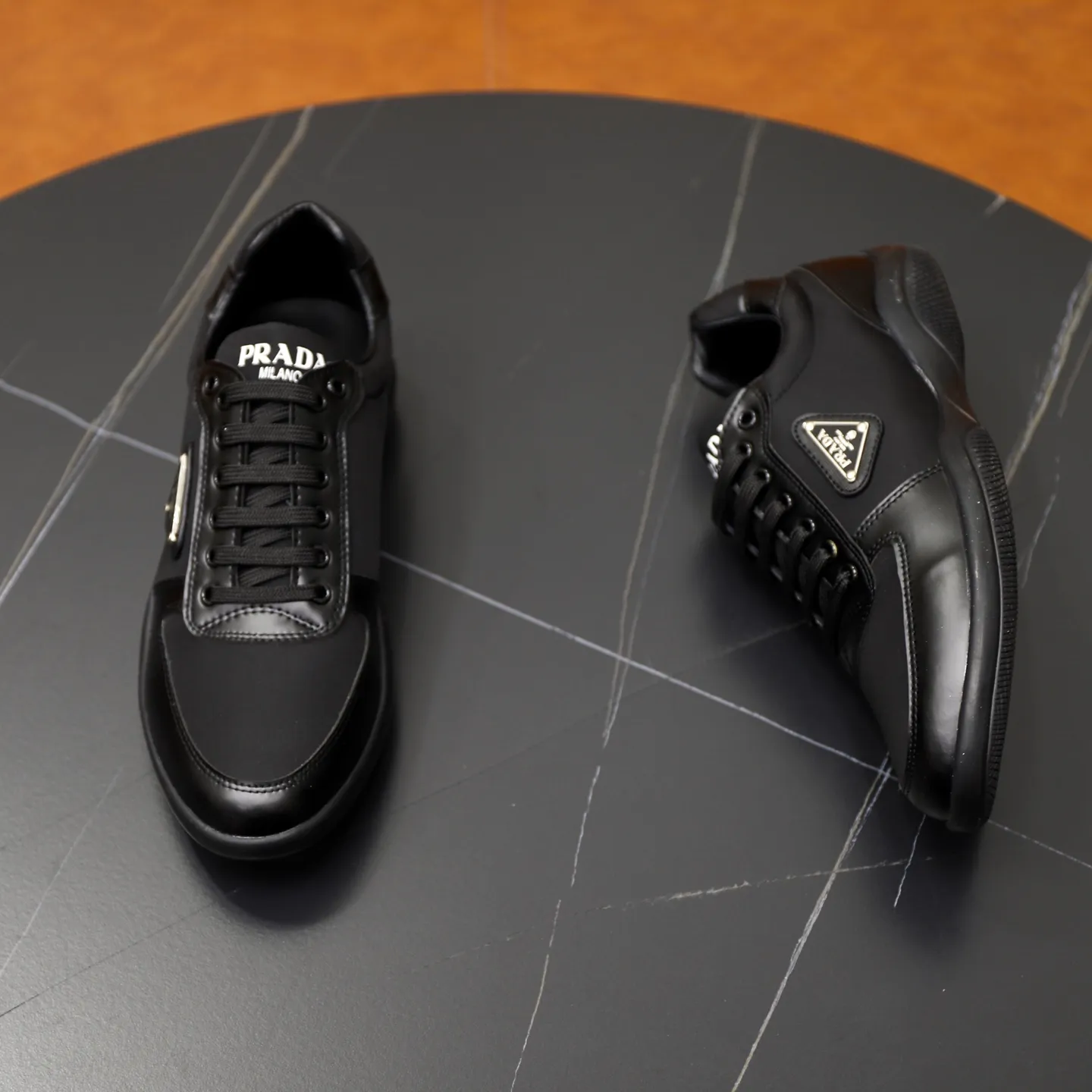 Ex-factory price: 440💰🙅‍♂️🙅‍♂️🙅‍♂️ Brand: PRADA Standard code: 38-44 (45 customized) Grade: Same as the official website Material: Original leather splicing, comfortable and breathable lining, original wear-resistant outsole Style category: Men's fashionable casual shoes, running shoes, noble luxury brand elements, top luxury Color: actual picture color